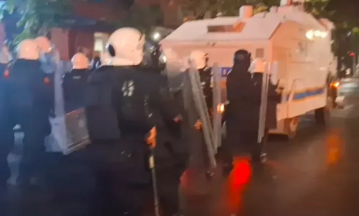 Pas Kryeministrisë, përplasjet zhvendosen te Myslym Shyri, protestuesit sulmojnë me molotovë autobotin e ujit