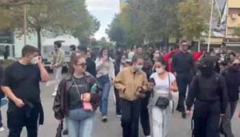 Pas Kuvendit, protestuesit mblidhen para Kryeministrisë. Çfarë ndodhi me stolat e “dialogut” të Ramës