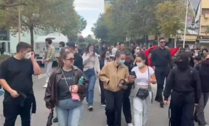 Pas Kuvendit, protestuesit mblidhen para Kryeministrisë. Çfarë ndodhi me stolat e “dialogut” të Ramës