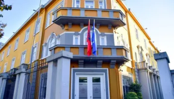 Pas natës së dhunës në Tiranë, rrugët i kthehen normalitetit, bizneset në zonat e prekura nuk hapin qepenat!