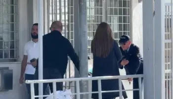 Pas nënës, në burgun e Fierit mbërrin me beben në krah edhe bashkëshortja e Veliajt, Ajola Xoxa