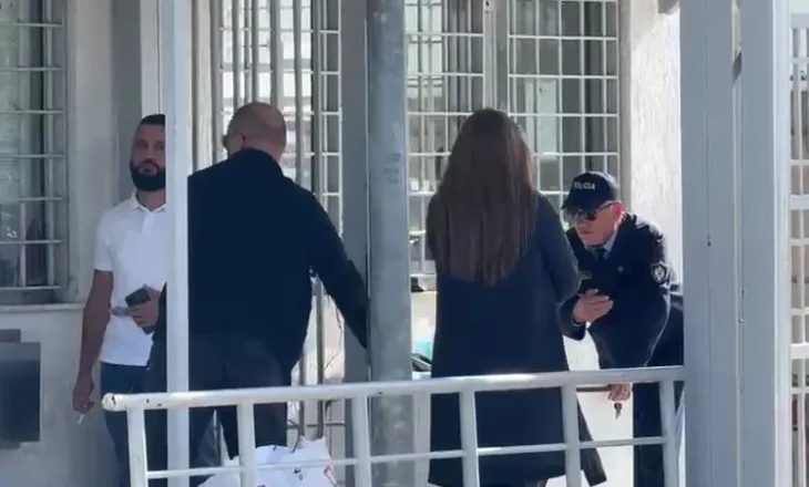 Pas nënës, në burgun e Fierit mbërrin me beben në krah edhe bashkëshortja e Veliajt, Ajola Xoxa