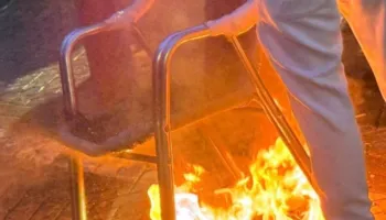 Pas ‘paqes vjen lufta’, hidhen molotovë drejt Kryeministrisë, protestuesit vendosin në flakë një karrige! Sfidojnë Ramën: Hajde për dialog tani!