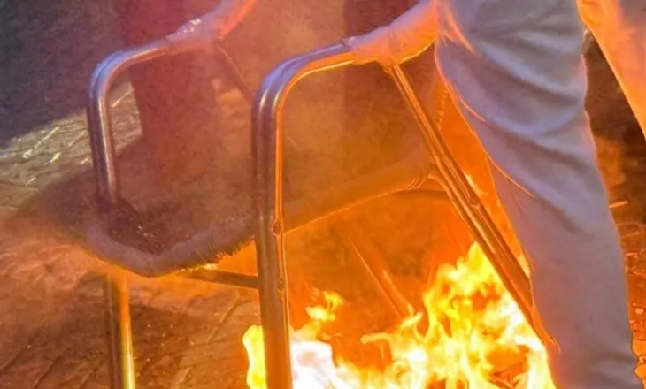 Pas ‘paqes vjen lufta’, hidhen molotovë drejt Kryeministrisë, protestuesit vendosin në flakë një karrige! Sfidojnë Ramën: Hajde për dialog tani!