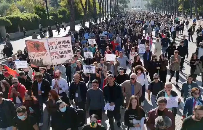 Pas pedagogëve edhe mjekët në mbështetje të studentëve: Rama të japë dorëheqjen