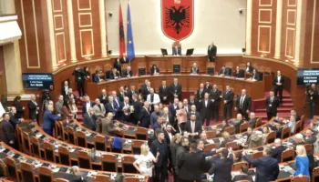 Pas përplasjeve dhe kaosit të javës së kaluar, Kuvendi mblidhet sot në seancë plenare