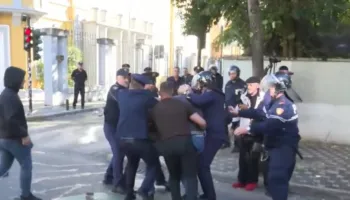 Pas përplasjeve fizike mes policisë dhe studentëve, shoqërohen disa protestues
