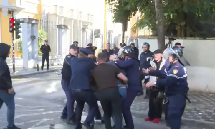 Pas përplasjeve fizike mes policisë dhe studentëve, shoqërohen disa protestues