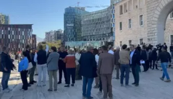 Pas peticionit, pedagogët protestojnë në mbështetje të studentëve