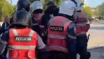 Pas premtimit të Ramës për 2500 euro shpërblim, policia nis zbatimin e dhunës! 8 efektivë me një protestues