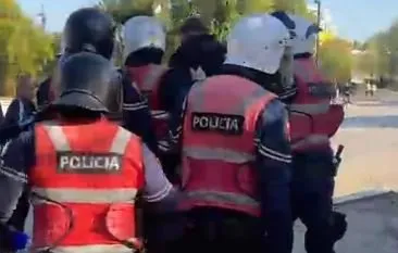 Pas premtimit të Ramës për 2500 euro shpërblim, policia nis zbatimin e dhunës! 8 efektivë me një protestues