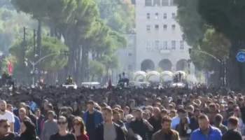 Pas qëndrimit te Kryeministria, studentët e pedagogët mblidhen te Ministrisë së Arsimit. FNSH kordon para godinës