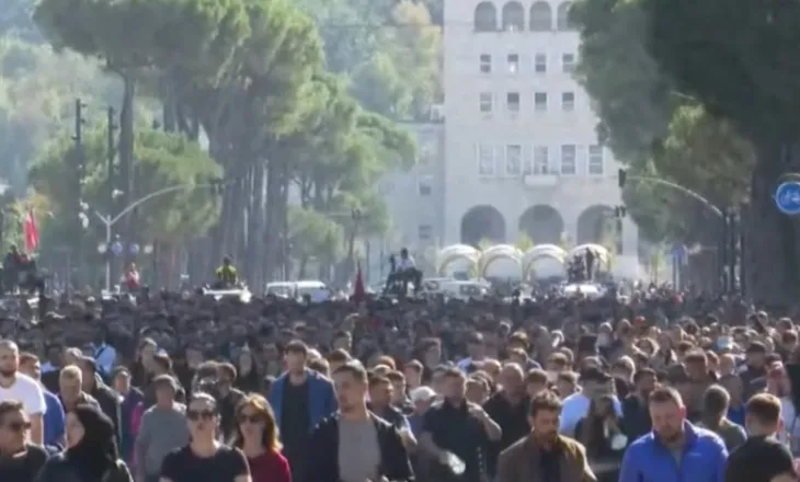 Pas qëndrimit te Kryeministria, studentët e pedagogët mblidhen te Ministrisë së Arsimit. FNSH kordon para godinës