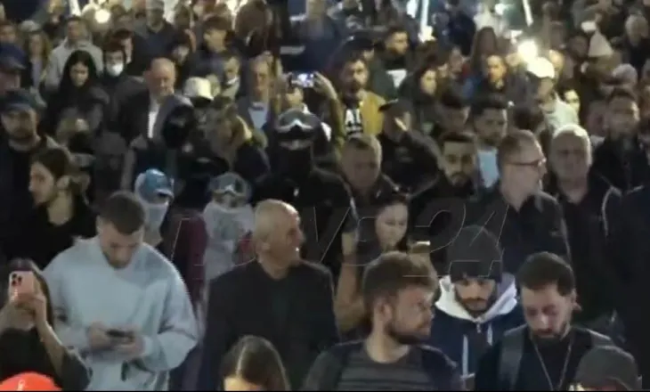 Pas rezistencës te Ministria e Arsimit, të rinjtë dhe qytetarët nisin marshimin drejt Kryeministrisë
