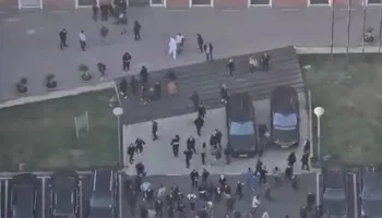 Pas sulmeve me molotovë dhe gurë, protestuesit e maskuar futen sërish në selinë e PD-së për t’iu shmangur policisë