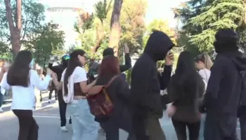 Pas trazirave, të rinjtë kërcejnë përpara Policisë. Valle me daulle para Kryeministrisë