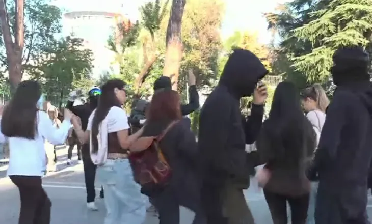 Pas trazirave, të rinjtë kërcejnë përpara Policisë. Valle me daulle para Kryeministrisë