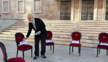 Pasi i kërcënon dhe i dhunon protestuesit, Rama i fton për dialog! Ata i lënë mbishkrimin: Jep dorëheqjen