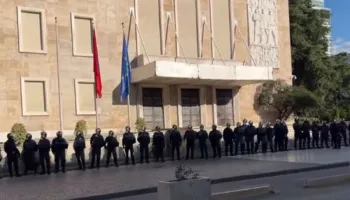 Pasi i vunë flakën Ministrisë së Ekonomisë, protestuesit zhvendosen drejt Kryeministrisë