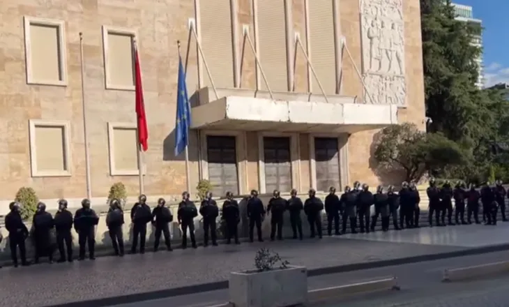 Pasi i vunë flakën Ministrisë së Ekonomisë, protestuesit zhvendosen drejt Kryeministrisë