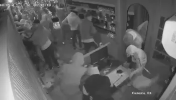 Pasi plaçkisin dyqanet, ‘protestuesit’ rikthehen në shesh edhe më të “të revoltuar”