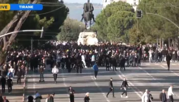 Pasi shkatërruan me gurë dhe dogjën me zjarr te Ministria e Arsimit, protestuesit e maskuar dhe studentët marshojnë drejt Kryeministrisë! (FOTO)