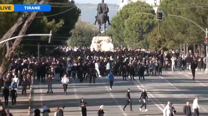Pasi shkatërruan me gurë dhe dogjën me zjarr te Ministria e Arsimit, protestuesit e maskuar dhe studentët marshojnë drejt Kryeministrisë! (FOTO)