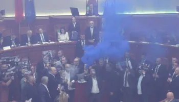 PD bllokon foltoren, mazhoranca miraton projektligjet mes flakadanëve dhe tymueseve