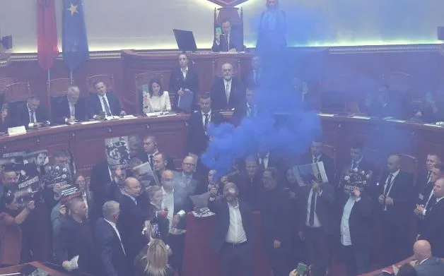 PD bllokon foltoren, mazhoranca miraton projektligjet mes flakadanëve dhe tymueseve