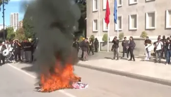 PD nis protestën para Kryeministrisë, djegin shiltet rreth sofrës së dialogut të thirrur nga Rama