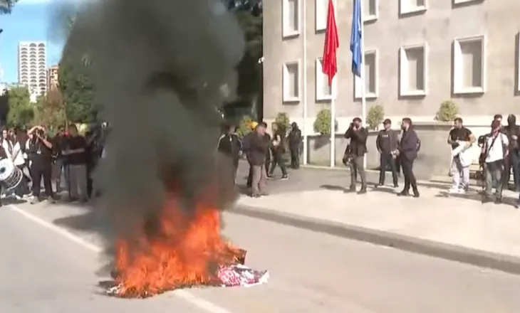 PD nis protestën para Kryeministrisë, djegin shiltet rreth sofrës së dialogut të thirrur nga Rama