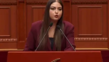 “PD peng e arkitektit të dhunës”- Protestat dhe kaosi në Kuvend, deputetja Mila: Hiqni fashon ta shihni para se të digjni për karrigen e tij!