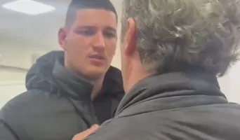 PD: Persona me maska po terrorizojnë të plagosurit në spital