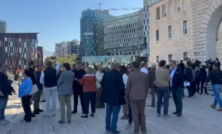Pedagogët dalin në protestë, gati për marshimin me studentët