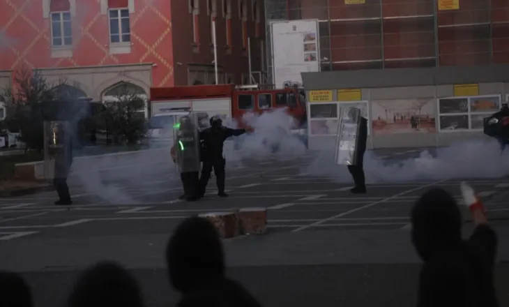 Pedagogët dalin sot në protestë, marshim solidariteti me studentët në orën 10:00, kundër dhunës policore ndaj të rinjve