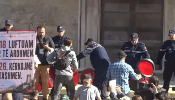 Pedagogët dhe studentët heqin karriget e Ramës para Kryeministrisë: Refuzojmë dialogun!
