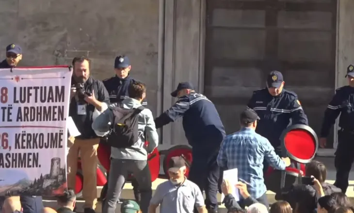 Pedagogët dhe studentët heqin karriget e Ramës para Kryeministrisë: Refuzojmë dialogun!