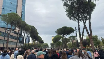 Pedagogët dhe studentët lënë Kryeministrinë, nisen drejt Ministrisë së Arsimit