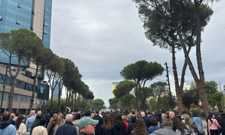 Pedagogët dhe studentët lënë Kryeministrinë, nisen drejt Ministrisë së Arsimit