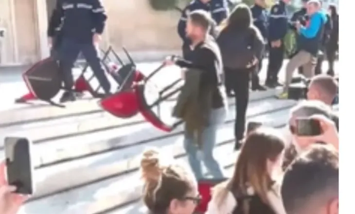 Pedagogët thyen karriget e Kryeministrisë, historiani: Janë të viteve 30. I mbijetuan edhe pushtimit gjerman, por ja që…
