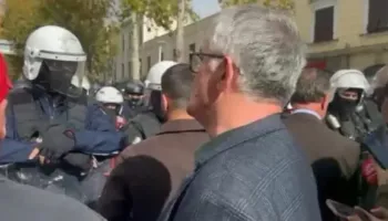 Pedagogu përballet me policët: Rama nuk e mban më! Bela ka miliona, ju nuk keni bukë në shtëpi!