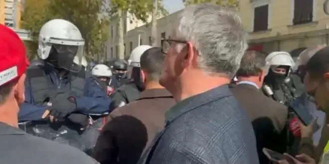 Pedagogu përballet me policët: Rama nuk e mban më! Bela ka miliona, ju nuk keni bukë në shtëpi!