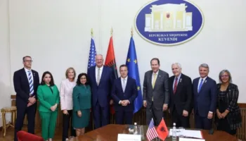 Peleshi pret delegacionin e Kongresit Amerikan: Të fuqizojmë partneritetin strategjik Shqipëri-SHBA, ekonomik dhe të biznesit!