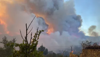 Peqin/ Zjarri përhapet nga Galushi në Haspiraj, digjet banesa dykatëshe