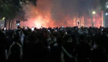 Përballë Parlamentit, fishekzjarrët ndriçojnë qiellin mes përplasjes së protestuesve me policinë (VIDEO)