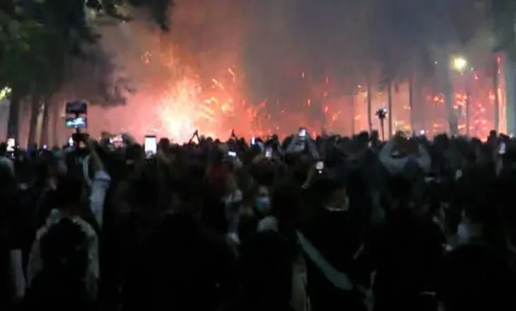Përballë Parlamentit, fishekzjarrët ndriçojnë qiellin mes përplasjes së protestuesve me policinë (VIDEO)