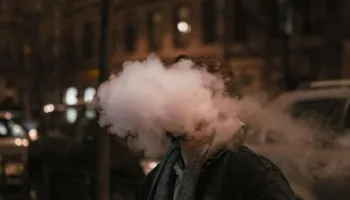 Përdorimi i cigareve elektronike pranë fëmijëve rrit rrezikun e astmës po aq sa duhani