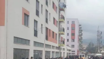 Përfshihet nga flakët apartamenti te pallatet sociale në Shkozë. Dy persona tentojnë të dalin nga dritarja