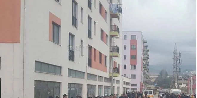 Përfshihet nga flakët apartamenti te pallatet sociale në Shkozë. Dy persona tentojnë të dalin nga dritarja