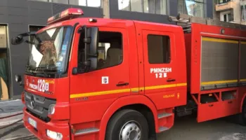 Përfshihet nga flakët dyqani te “Vasil Shanto”! Dyshohet se u hodh lëndë djegëse, digjen edhe dy makina